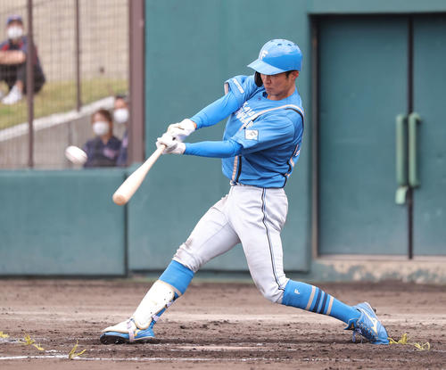 練習試合　楽天対日本ハム　4回表日本ハム1死一塁、右越え2点本塁打を放つ石井（撮影・河野匠）