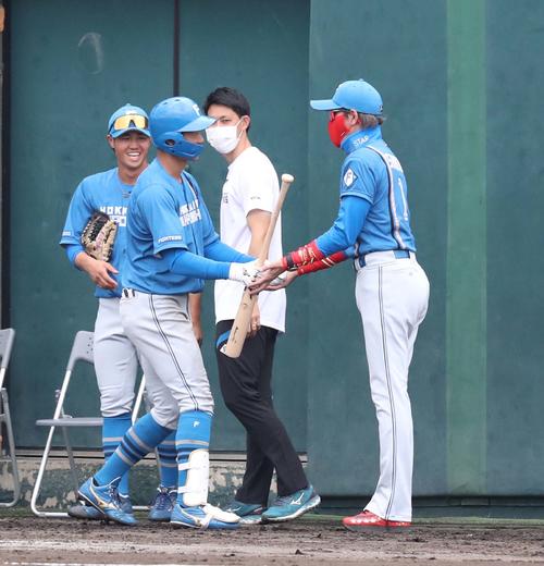 楽天対日本ハム　4回表、2点本塁打を放った石井（左）を出迎える新庄監督（撮影・黒川智章）