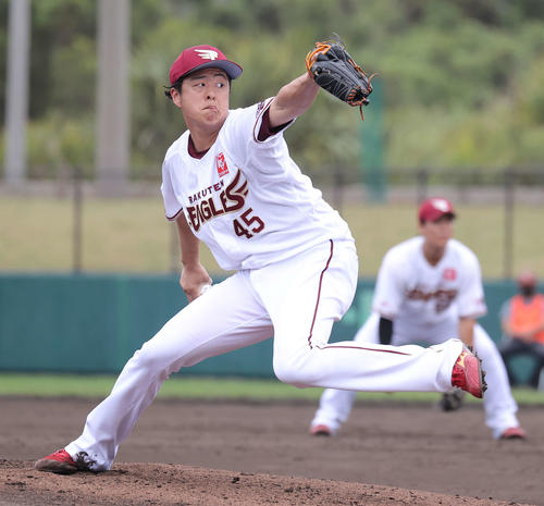 練習試合　楽天対日本ハム　5回表に楽天3番手で登板した松井友（撮影・河野匠）