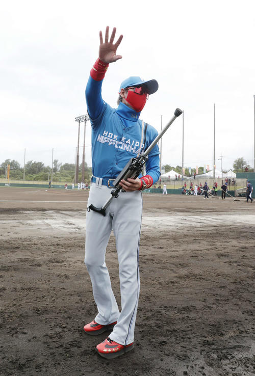 練習試合　楽天対日本ハム　5回裏を終え、グラウンド整備の間にスタンドの声援に応える日本ハム新庄監督（撮影・河野匠）