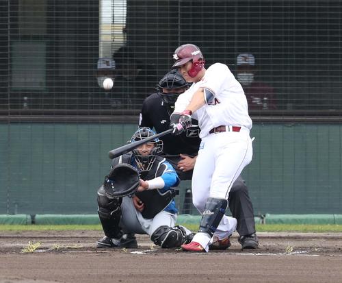 楽天対日本ハム　6回裏楽天1死一、二塁、左越え3点本塁打を放つ和田恋（撮影・黒川智章）