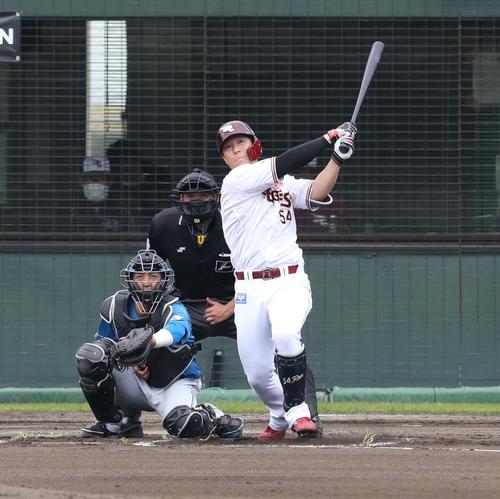 楽天対日本ハム　6回裏楽天1死一、二塁、左越え3点本塁打を放つ和田恋（撮影・黒川智章）