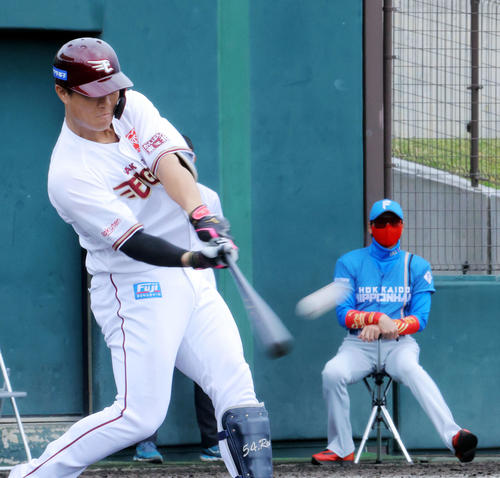 楽天対日本ハム　6回裏楽天1死一、二塁、左中間逆転3点本塁打を放つ和田。後方右は日本ハム新庄監督（撮影・河田真司）