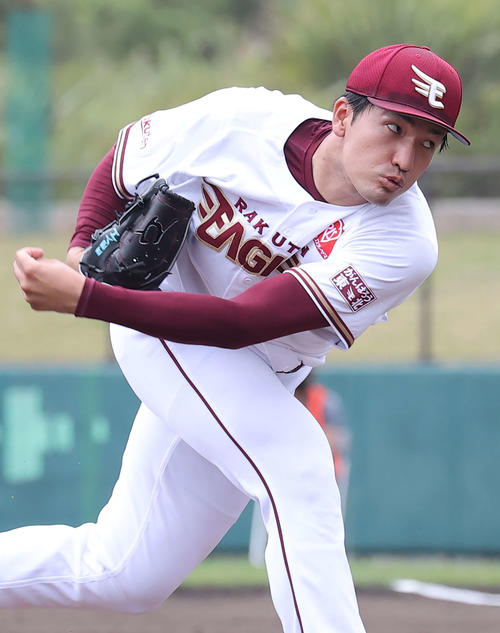 練習試合　楽天対日本ハム　8回表に楽天5番手で登板した弓削（撮影・河野匠）