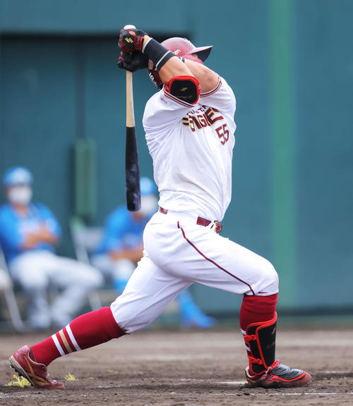 楽天対日本ハム　8回裏楽天2死二塁、左中間に適時二塁打を放つ安田（撮影・河田真司）