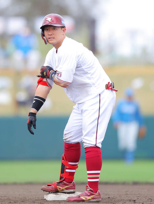 楽天対日本ハム　8回裏楽天2死二塁、左中間に適時二塁打を放ち出塁する安田（撮影・河田真司）