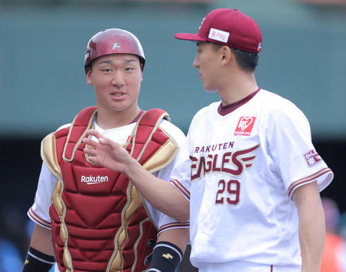 楽天対日本ハム　言葉を交わしながらベンチに戻る楽天安田（左）と高田孝（撮影・河田真司）