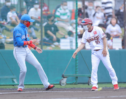 楽天奈良原内野守備走塁コーチ（左）にあいさつする日本ハム新庄監督（撮影・河田真司）