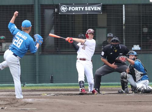 楽天対日本ハム　1回裏楽天1死二塁、左前適時打を放つ渡辺佳（撮影・黒川智章）