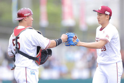 楽天対日本ハム　2回表を抑え、グータッチする楽天安田（左）と高田孝（撮影・河田真司）