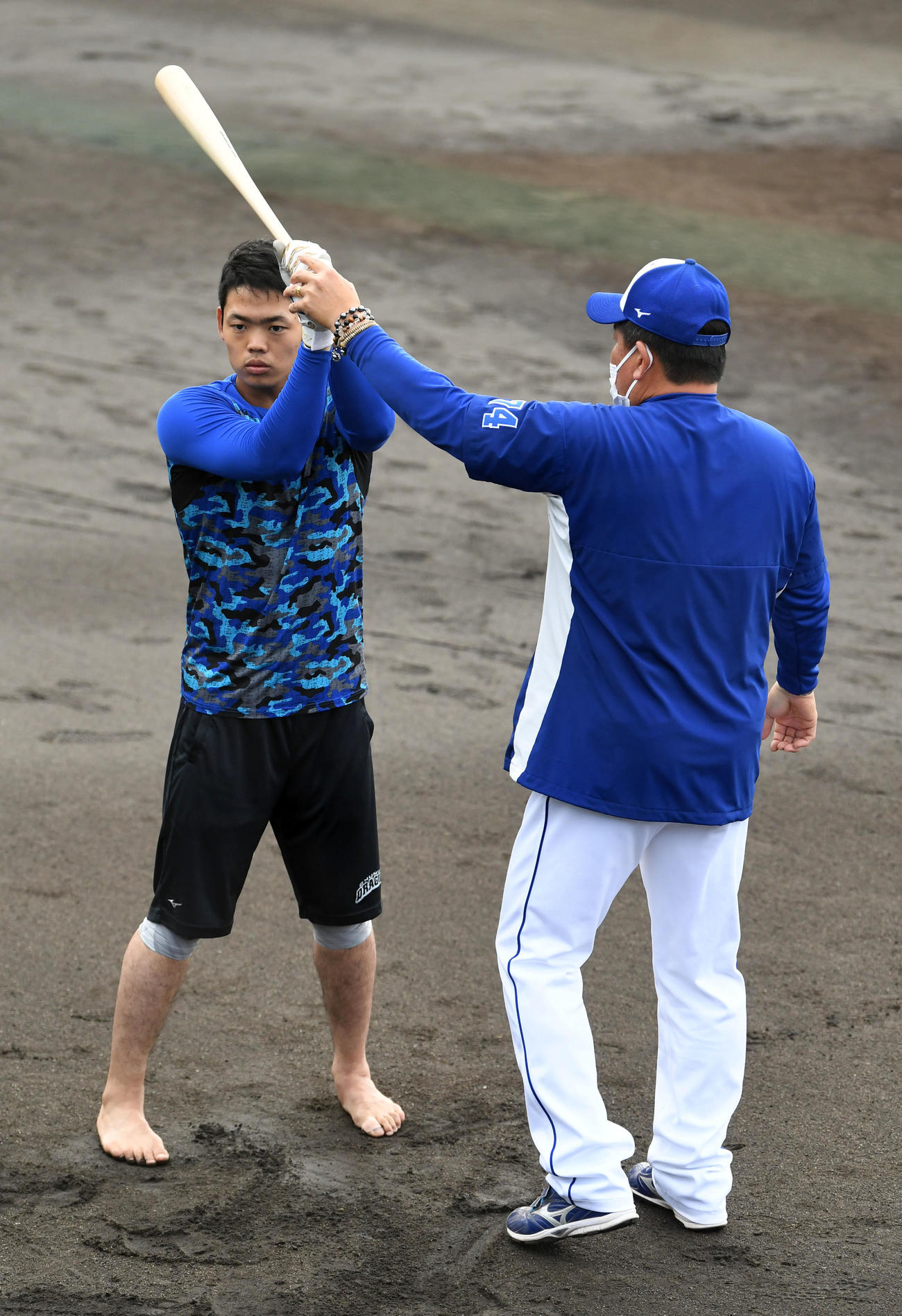 連日、中村紀洋コーチ（右）と早出で裸足ティーを行う根尾昂（撮影・前岡正明）