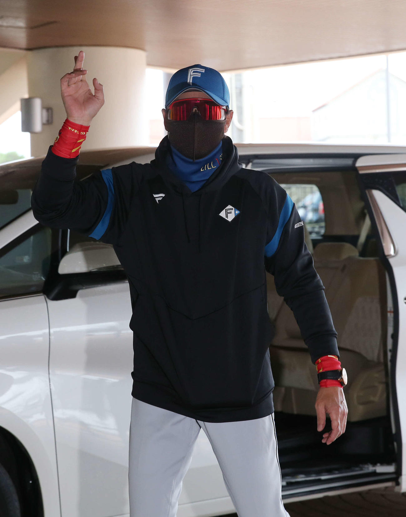 練習試合　楽天対日本ハム　試合前練習のため名護の球場に到着した日本ハム新庄監督（撮影・河野匠）