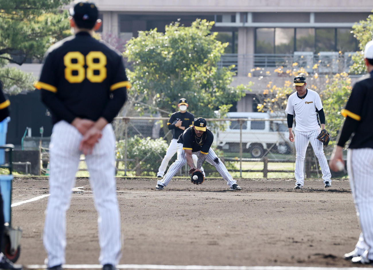 マルテと大山（右）は矢野監督（左）が見守る中、早出特守を行う（撮影・加藤哉）