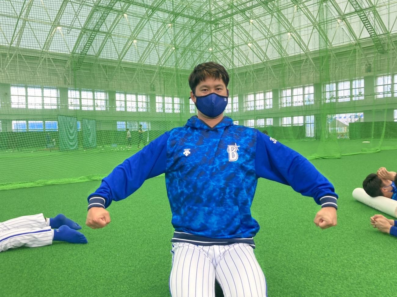 力強くポーズを決めるDeNA三上