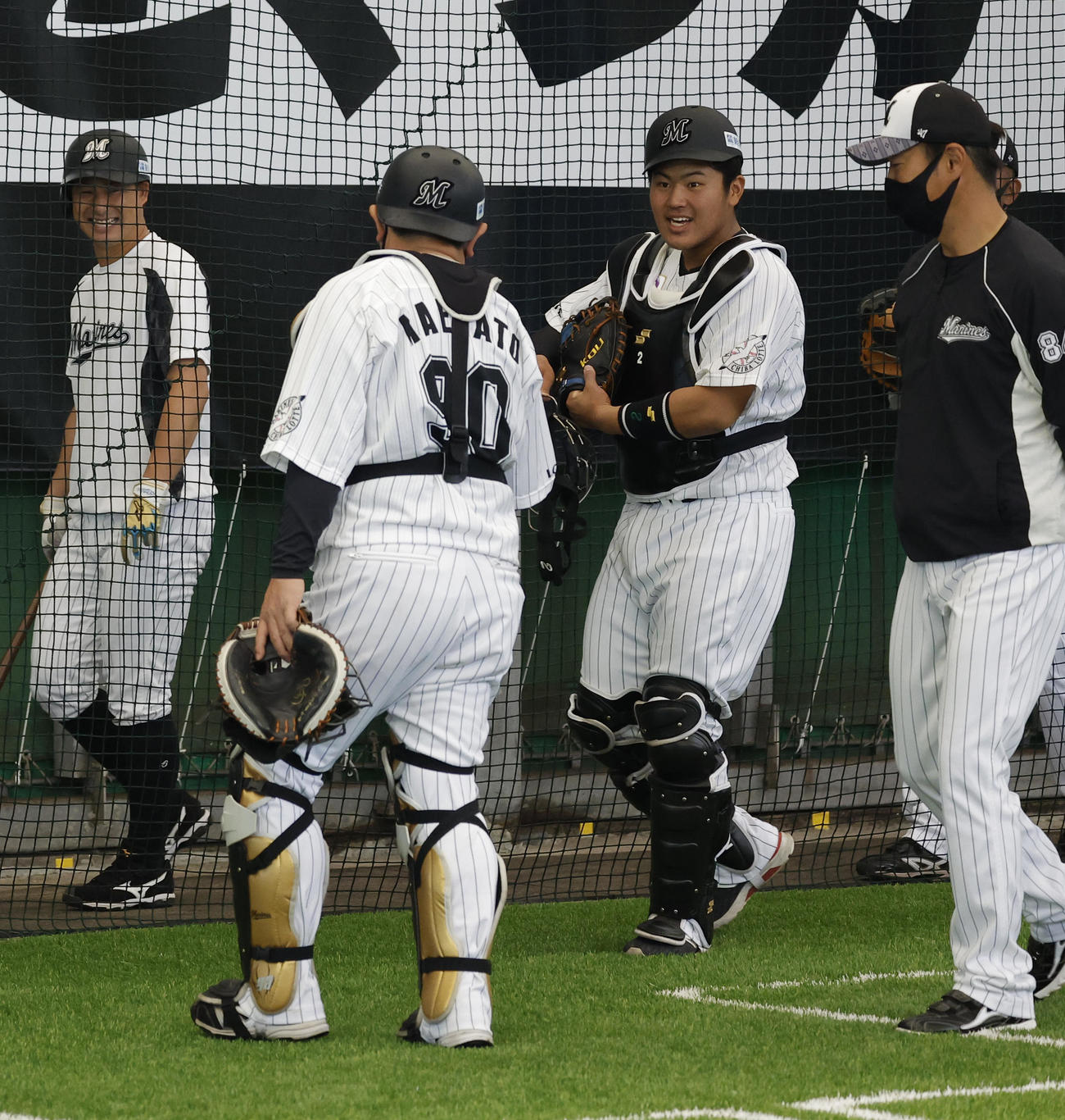 松川捕手（右から2人目）はミミズの話を捕手陣を話す