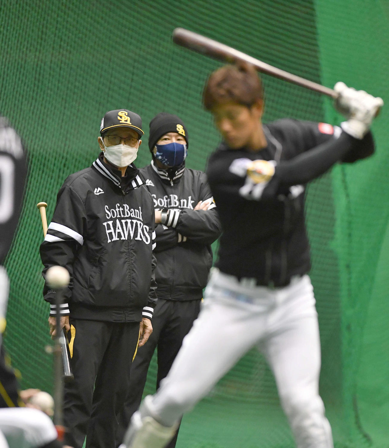 上林誠知（手前）のティー打撃を見つめる王貞治球団会長（撮影・岩下翔太）