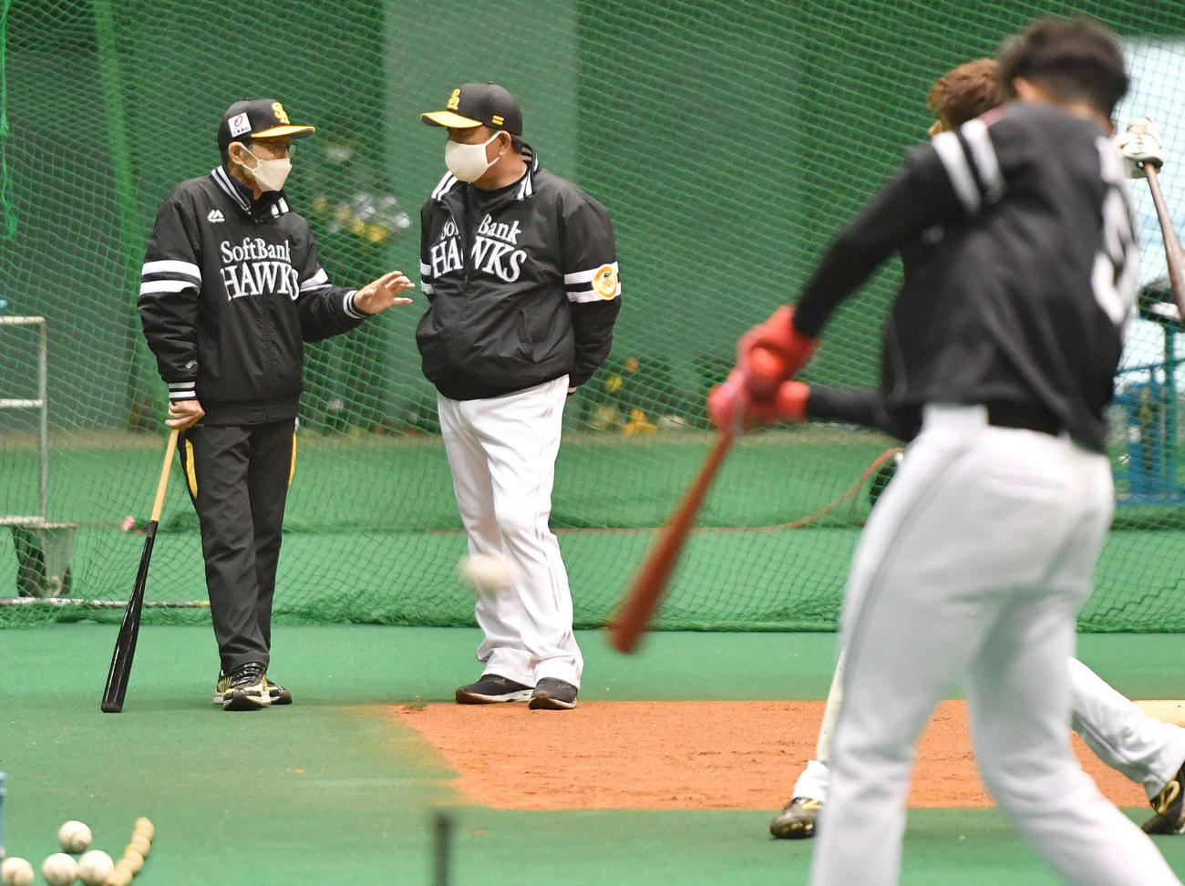 藤本博史監督（右）と話す王貞治球団会長（撮影・岩下翔太）