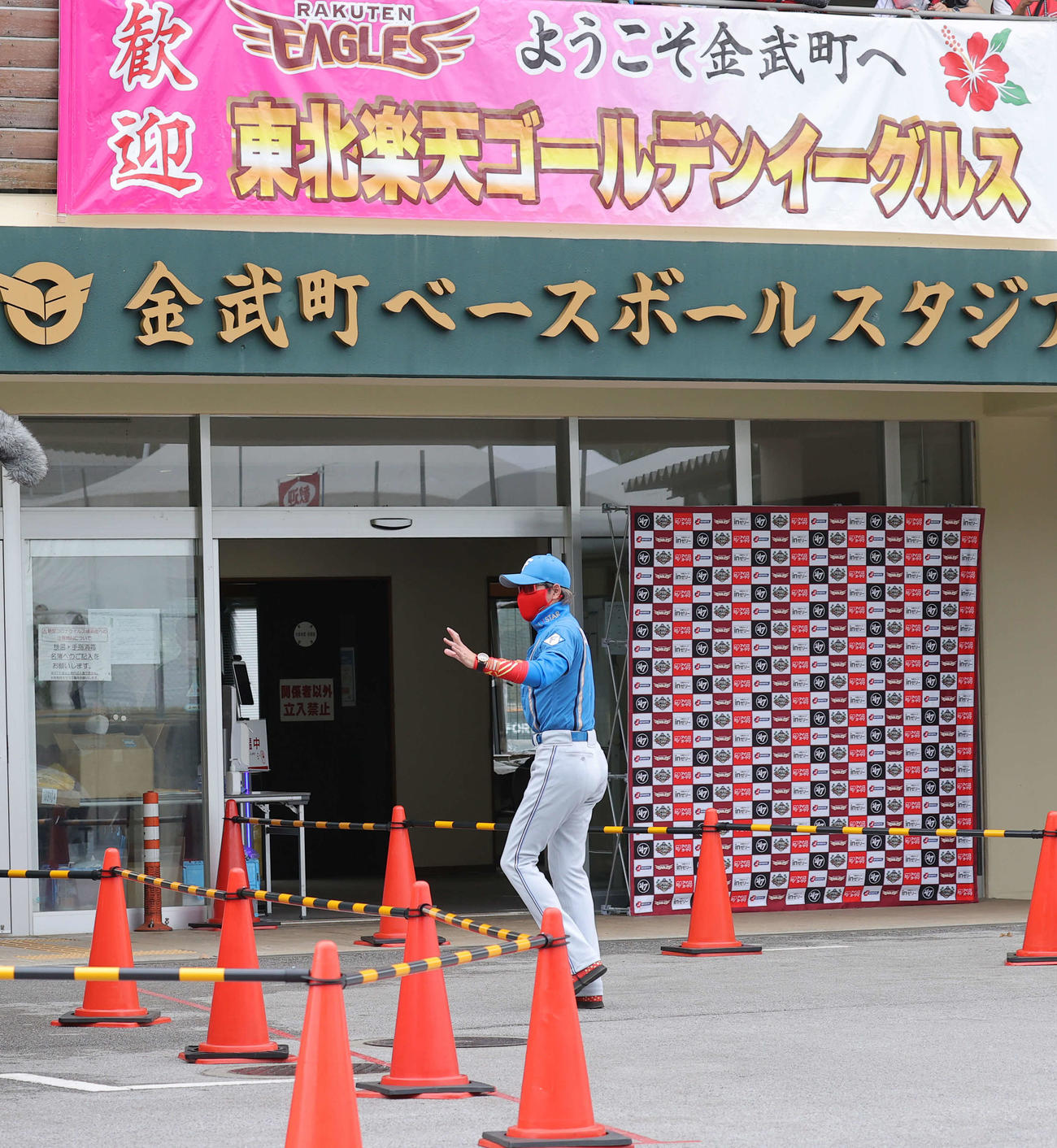 練習試合　楽天対日本ハム　楽天のキャンプ地に到着した日本ハム新庄監督（撮影・河野匠）