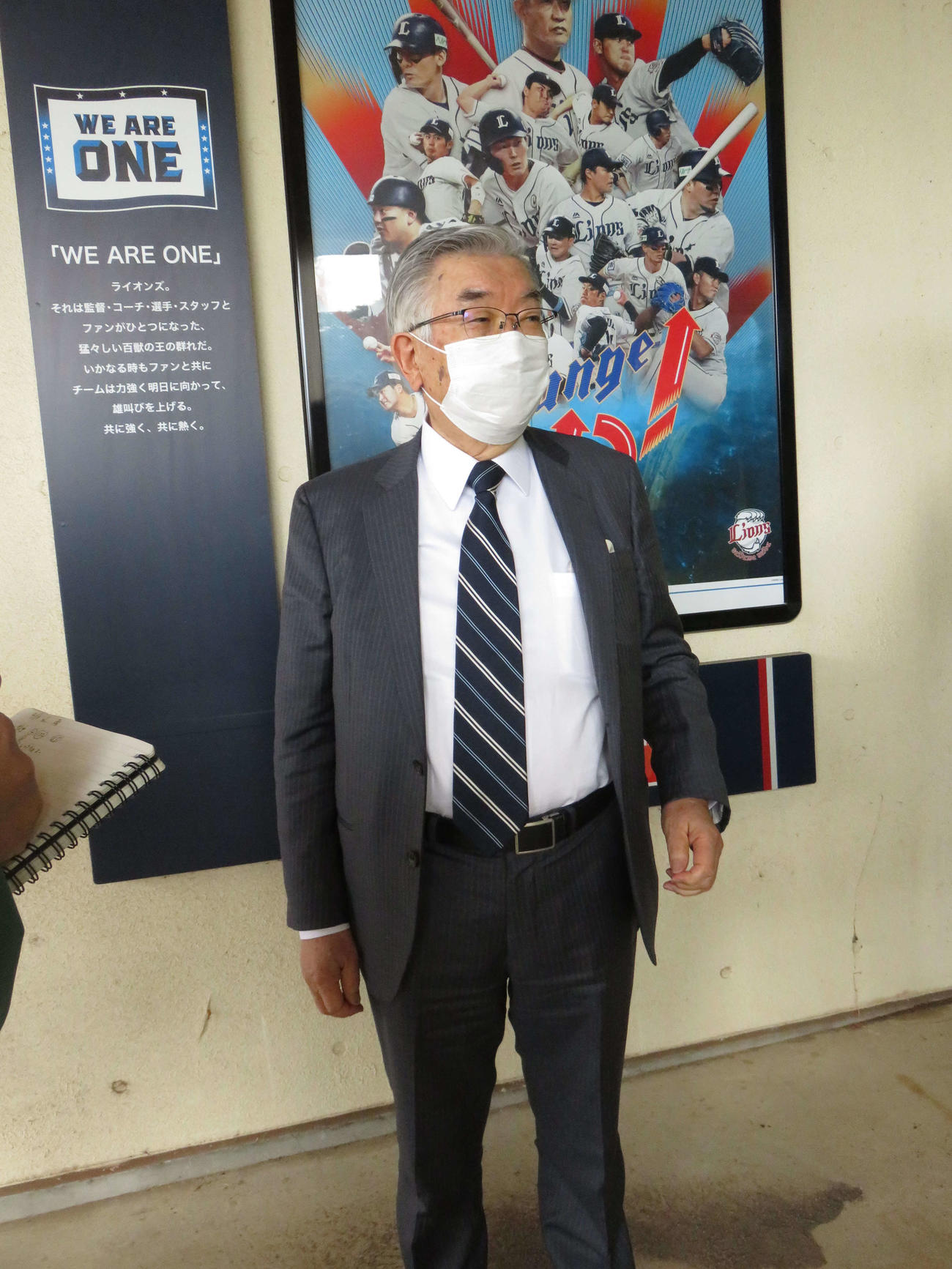 囲み取材に応じるプロ野球斉藤惇コミッショナー