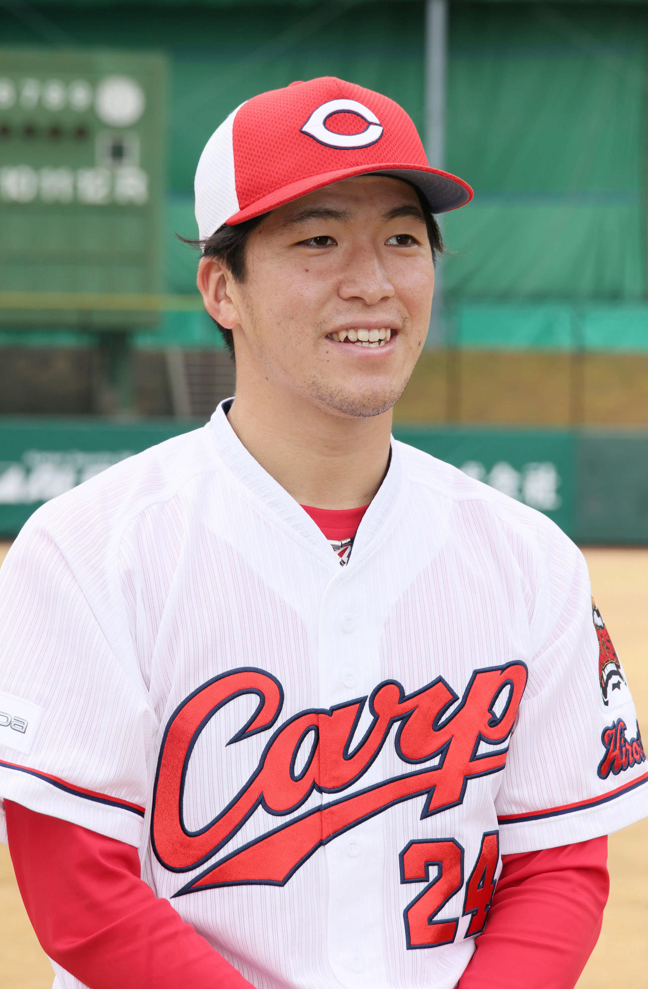 1軍日南キャンプの打ち上げ後、インタビューに応じる広島ドラフト1位の黒原（撮影・加藤孝規）