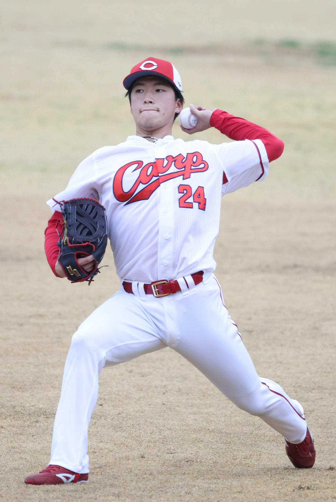 キャッチボールをする広島ドラフト1位の黒原（撮影・加藤孝規）