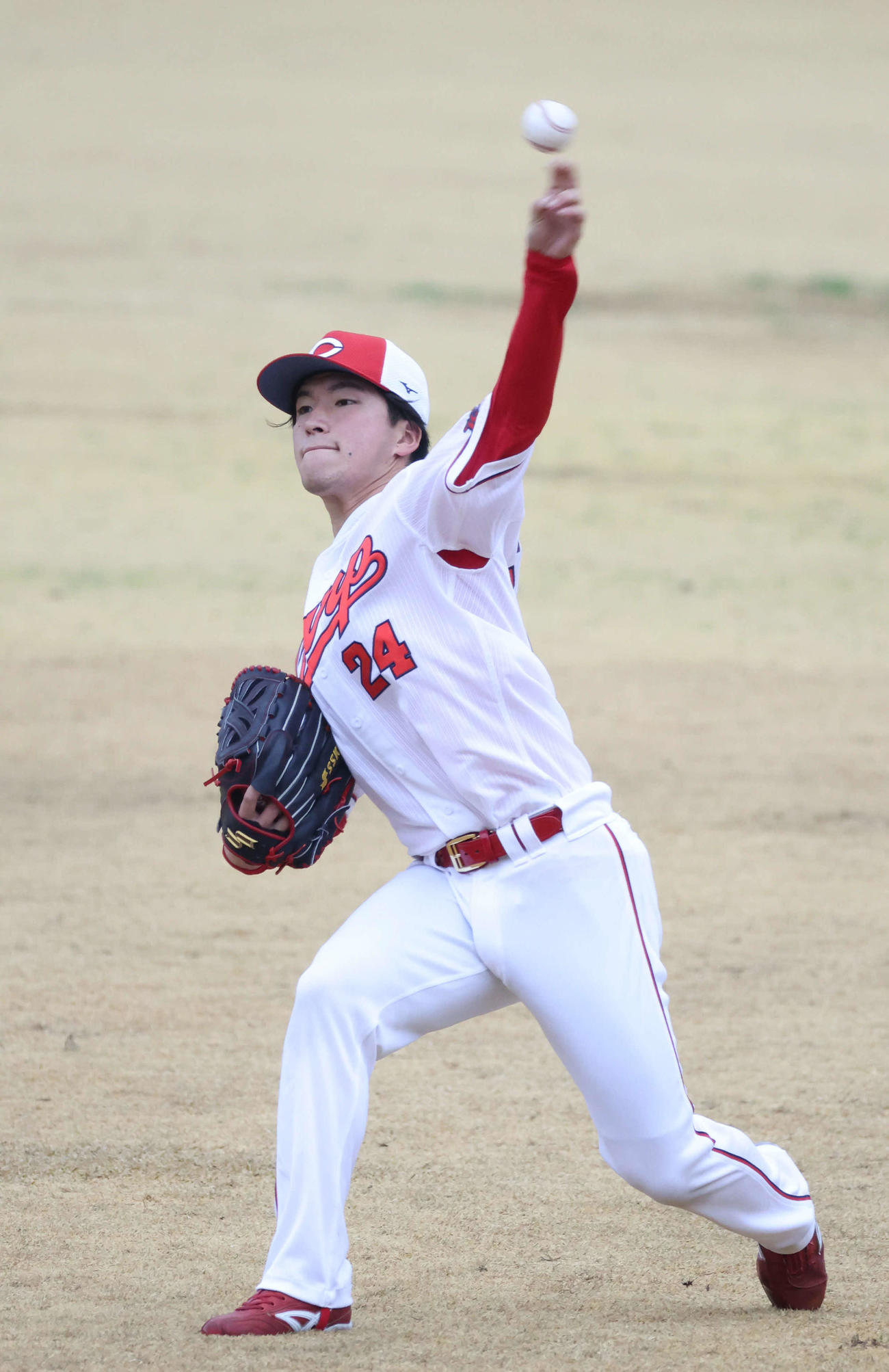 キャッチボールをする広島ドラフト1位の黒原（撮影・加藤孝規）
