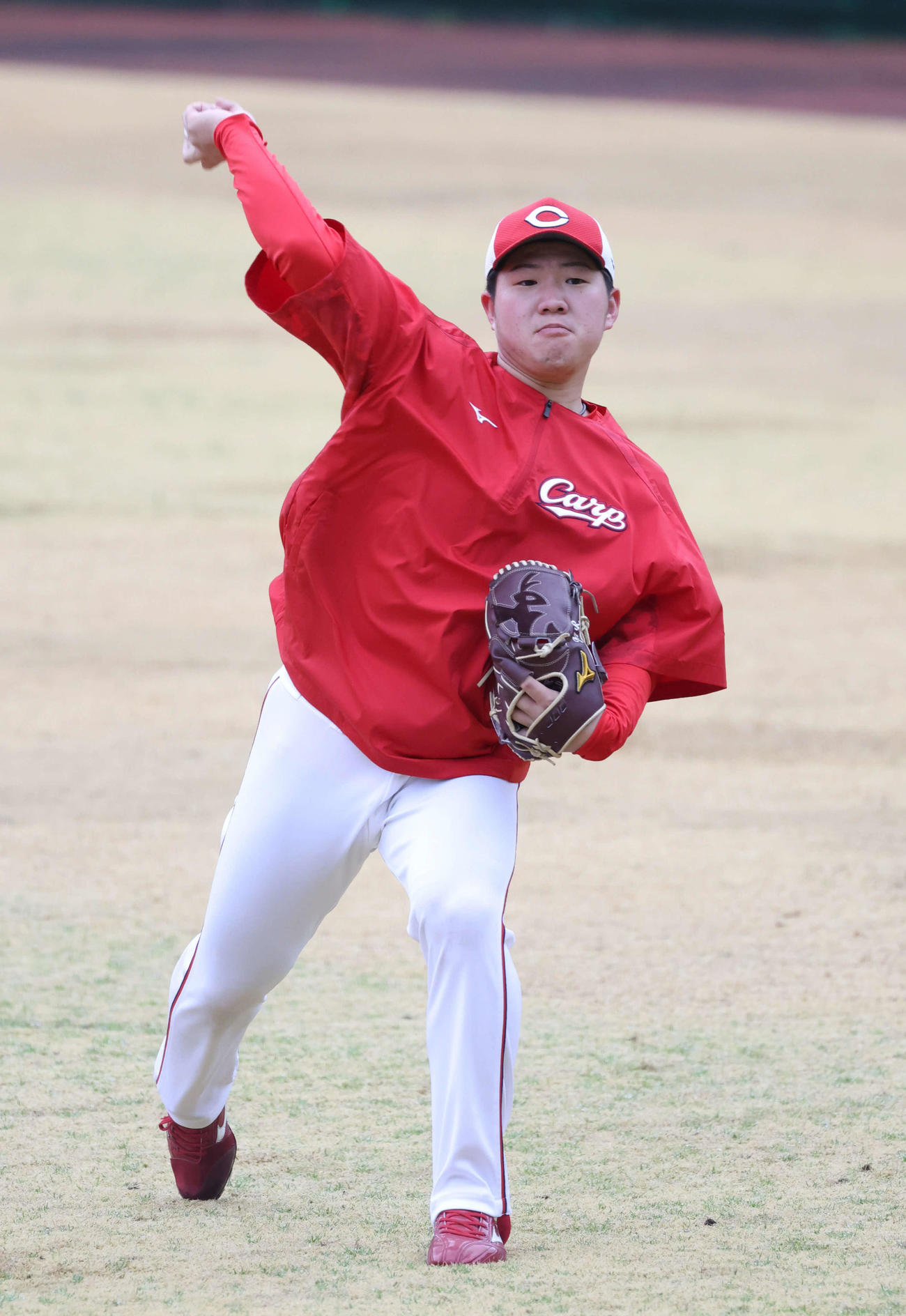 キャッチボールをする広島ドラフト5位の松本（撮影・加藤孝規）
