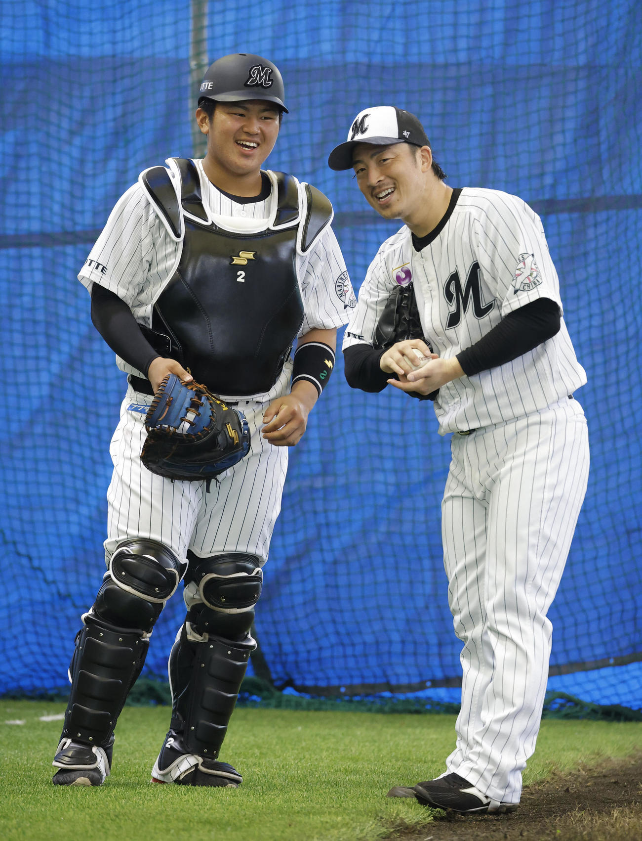 投球の後、美馬（右）は松川捕手からミミズの話を聞いで笑う
