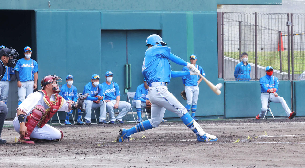 楽天対日本ハム　4回表日本ハム1死一塁、右中間に逆転2点本塁打を放つ石井（中央）を見る新庄監督（右）。捕手楽天安田（撮影・河田真司）