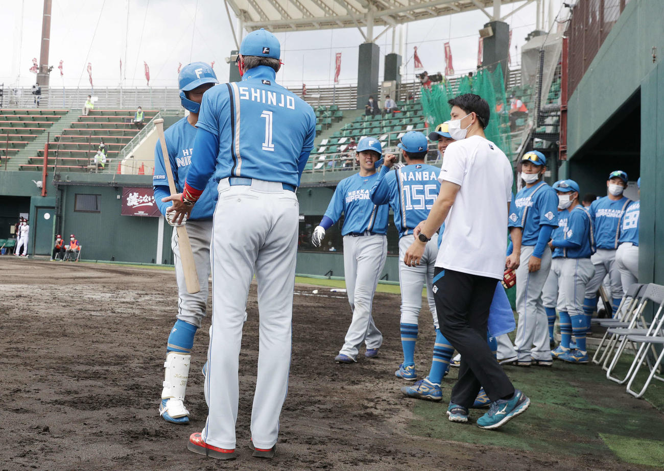 練習試合　楽天対日本ハム　4回表日本ハム1死一塁、右越え2点本塁打を放った石井（左奥）を迎える新庄監督（撮影・河野匠）