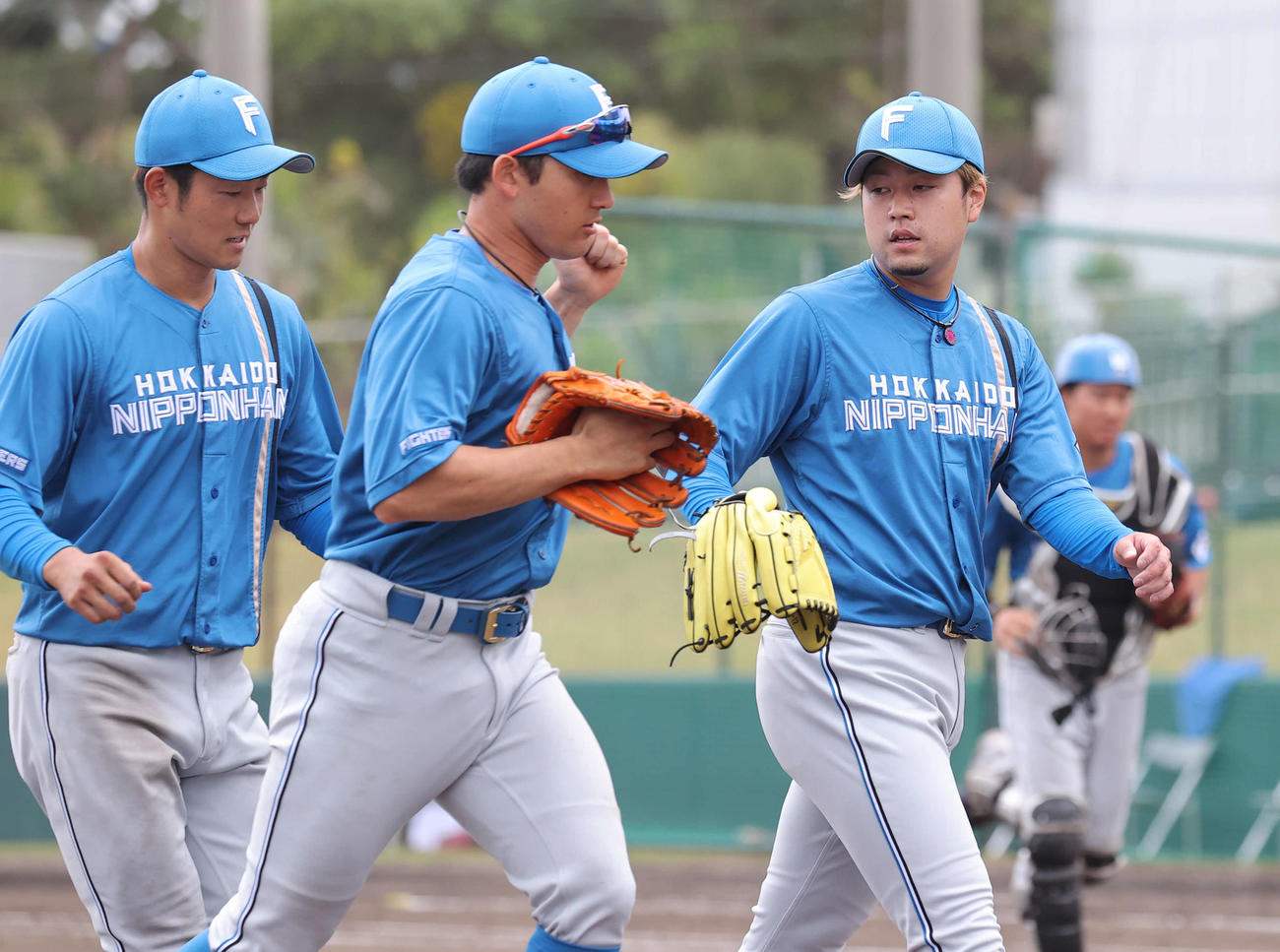 練習試合　楽天対日本ハム　5回裏を終えて引き揚げる堀（右）（撮影・河野匠）