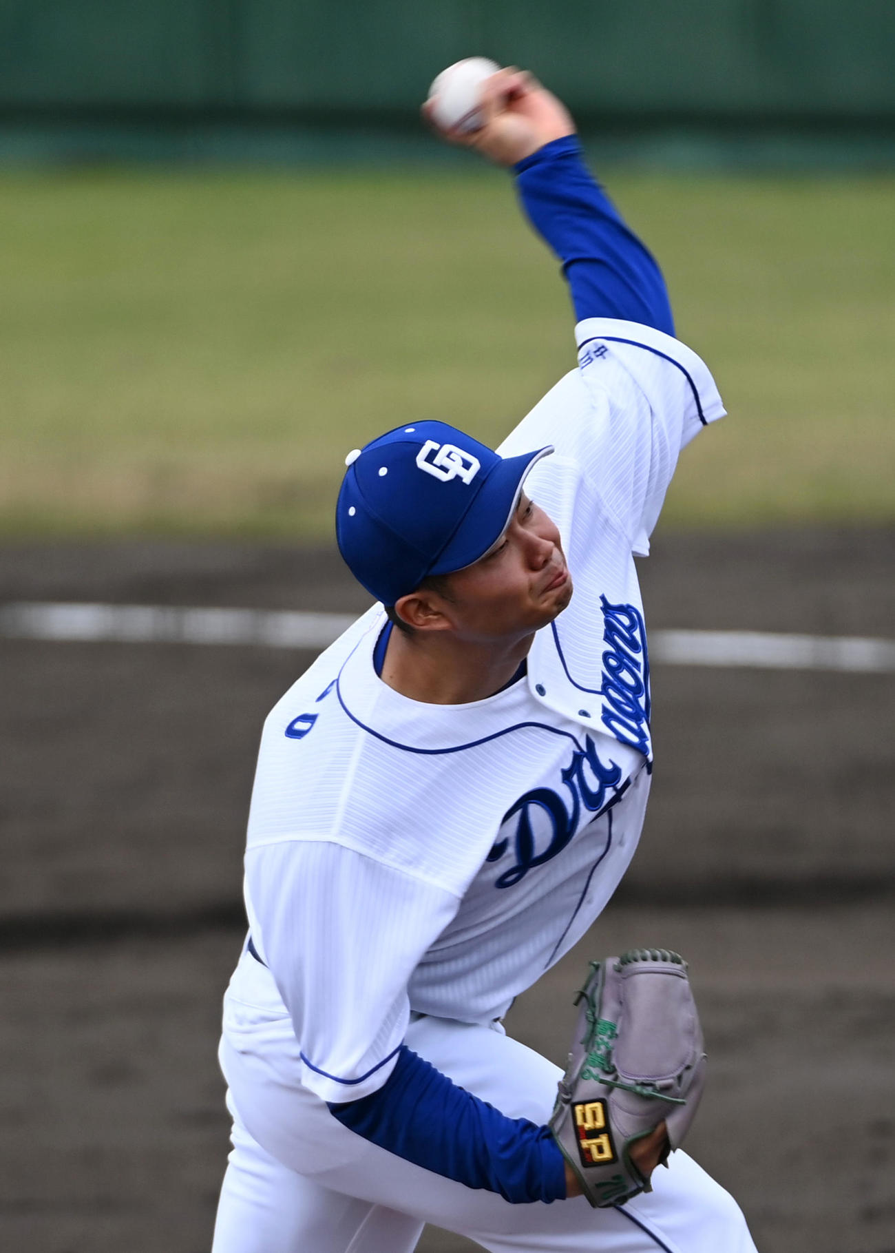 紅白戦　投球練習を行う白組3番手の近藤（撮影・前岡正明）