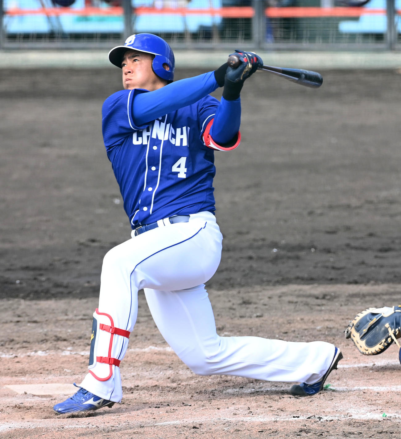 紅白戦　2回表紅組1死一塁、鵜飼は左二塁打を放つ（撮影・前岡正明）