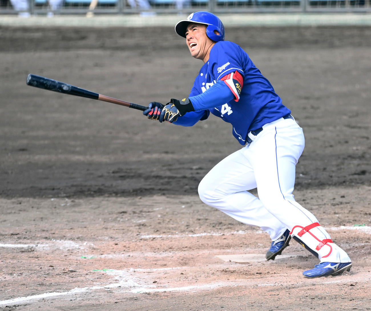紅白戦　2回表紅組1死一塁、鵜飼は左二塁打を放つ（撮影・前岡正明）