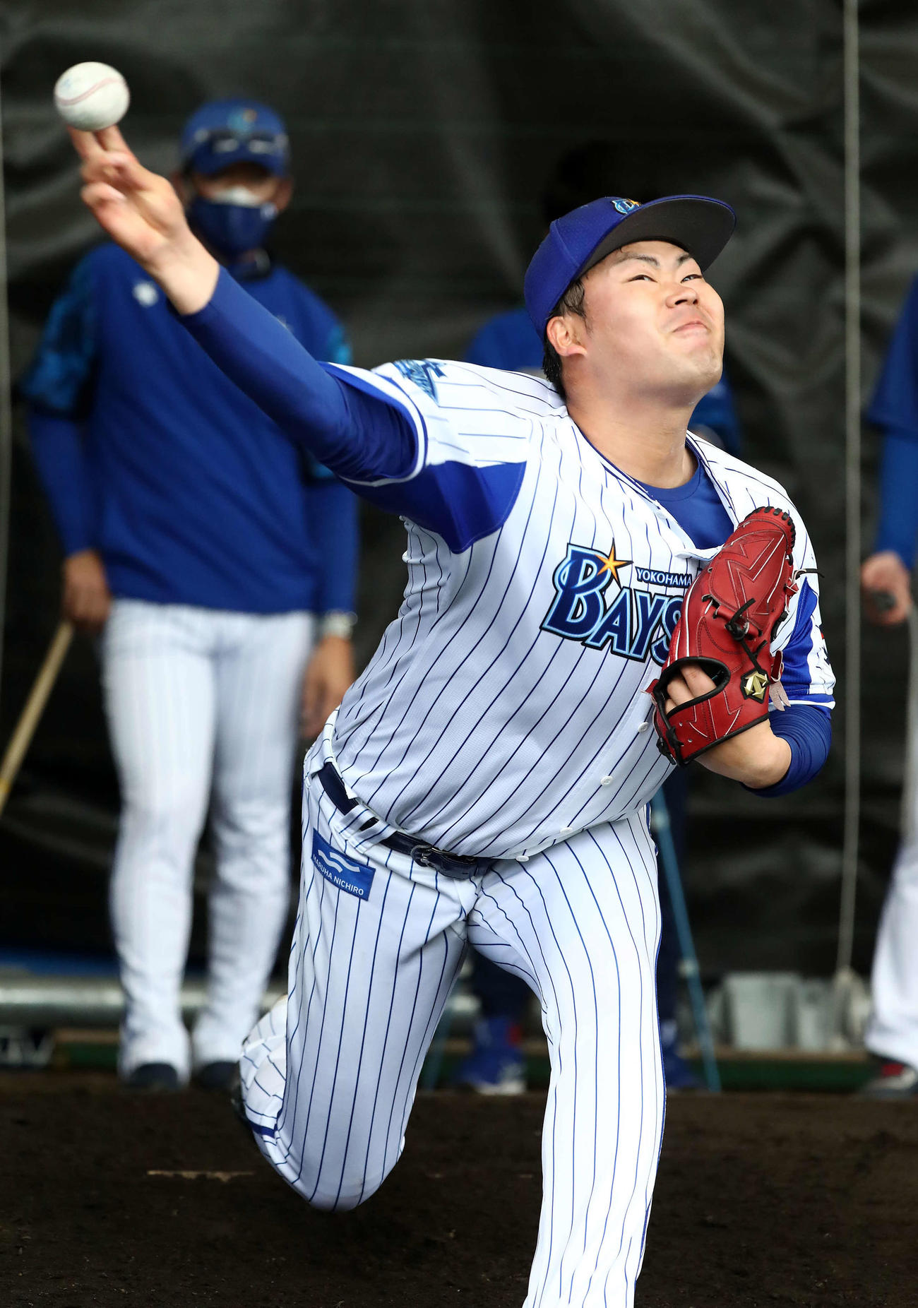 ブルペンで投球練習するDeNA伊勢