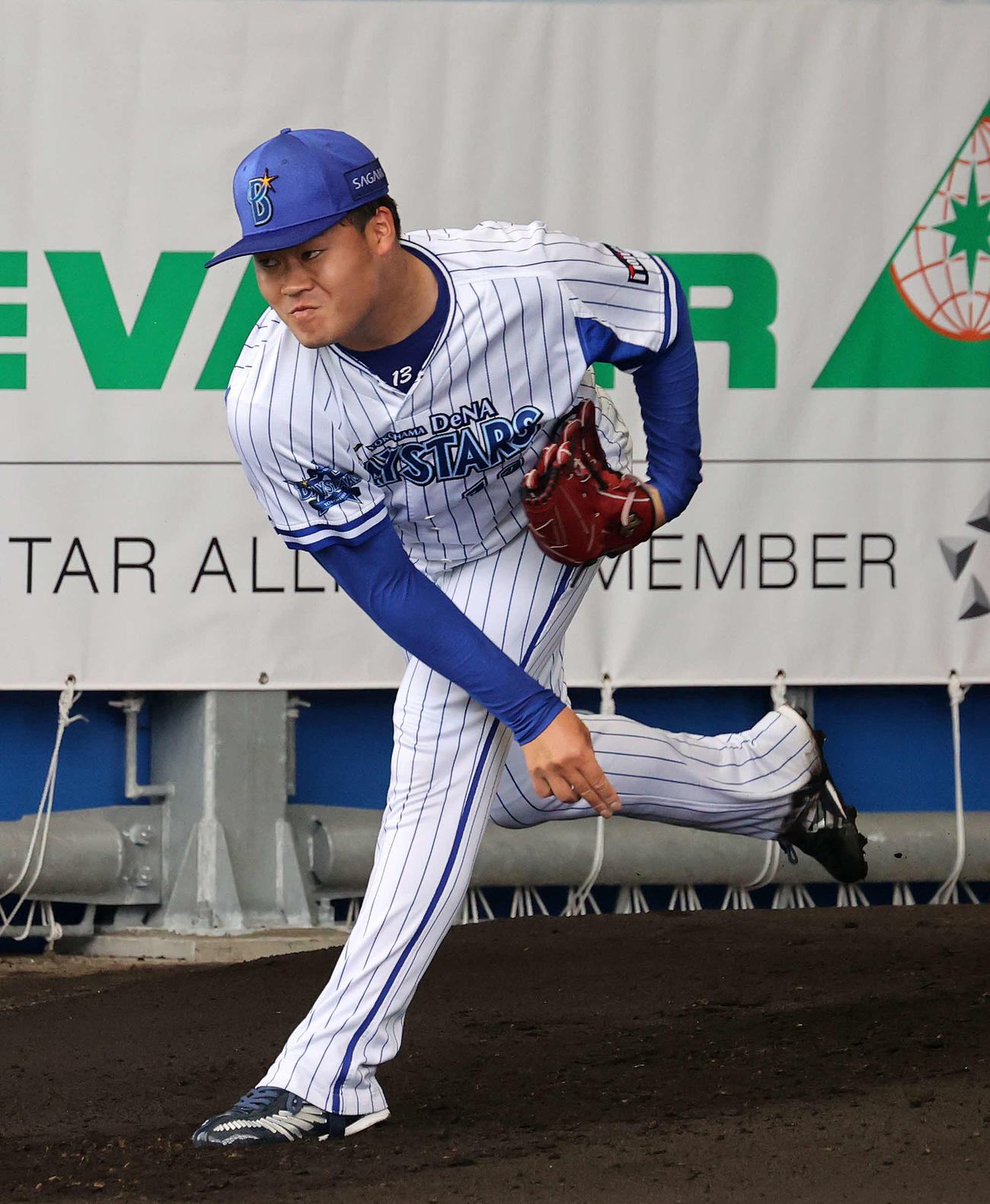ブルペンで投球練習するDeNA伊勢（撮影・鈴木正人）