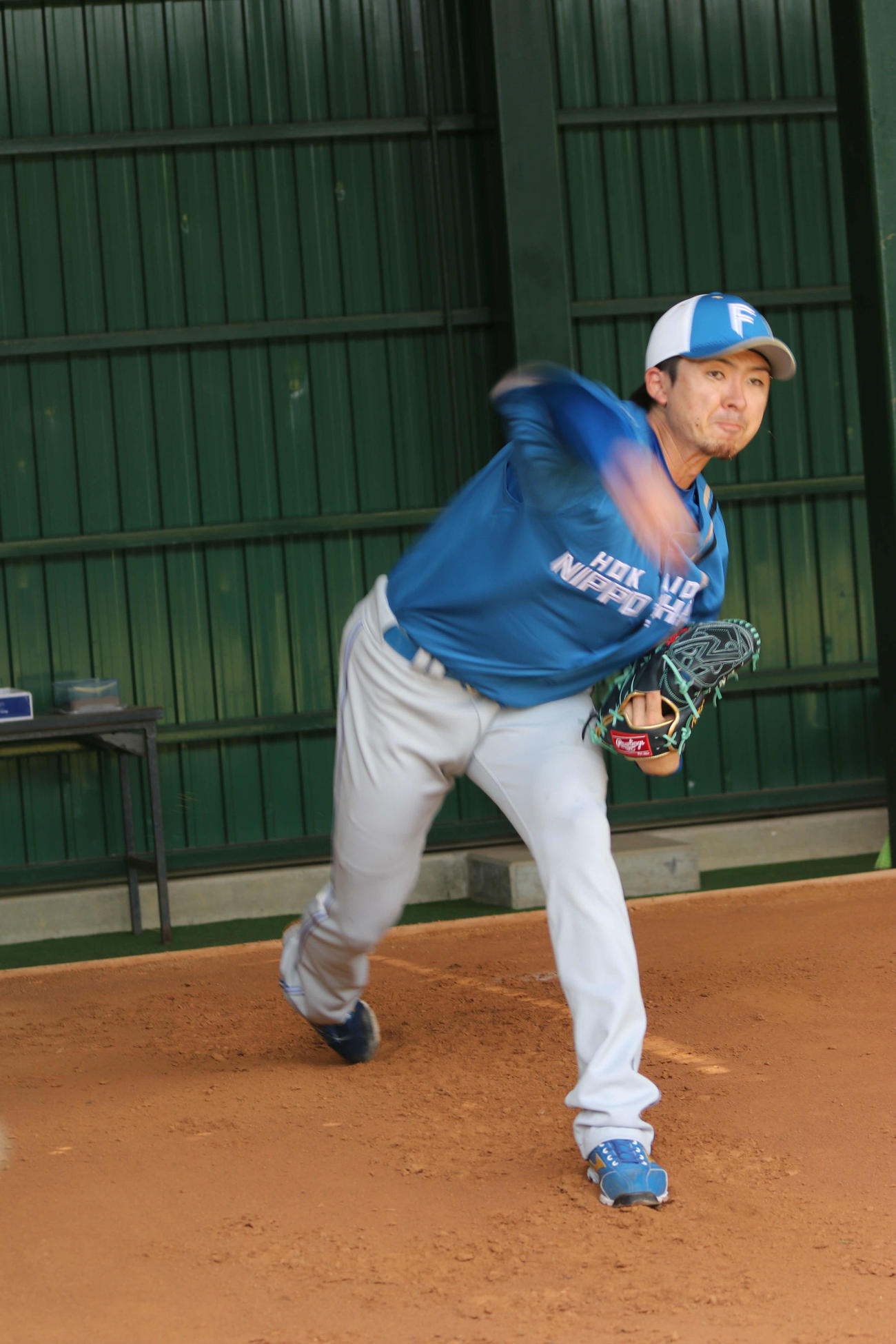 ブルペンで投球する日本ハム上沢（撮影・小林憲治）