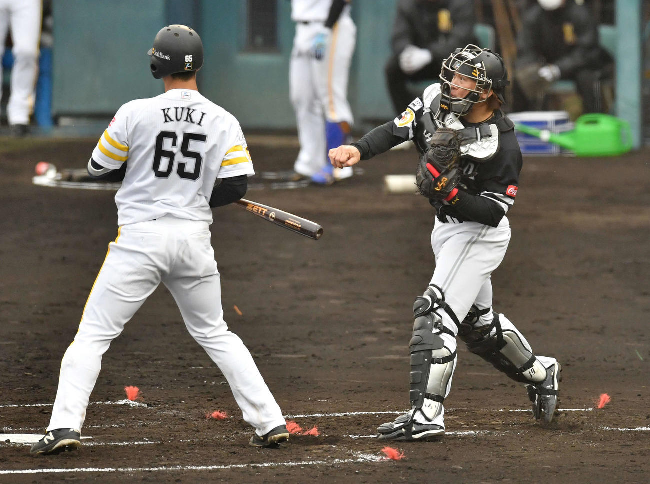 12日の紅白戦で、甲斐は二盗を狙った高田を刺す