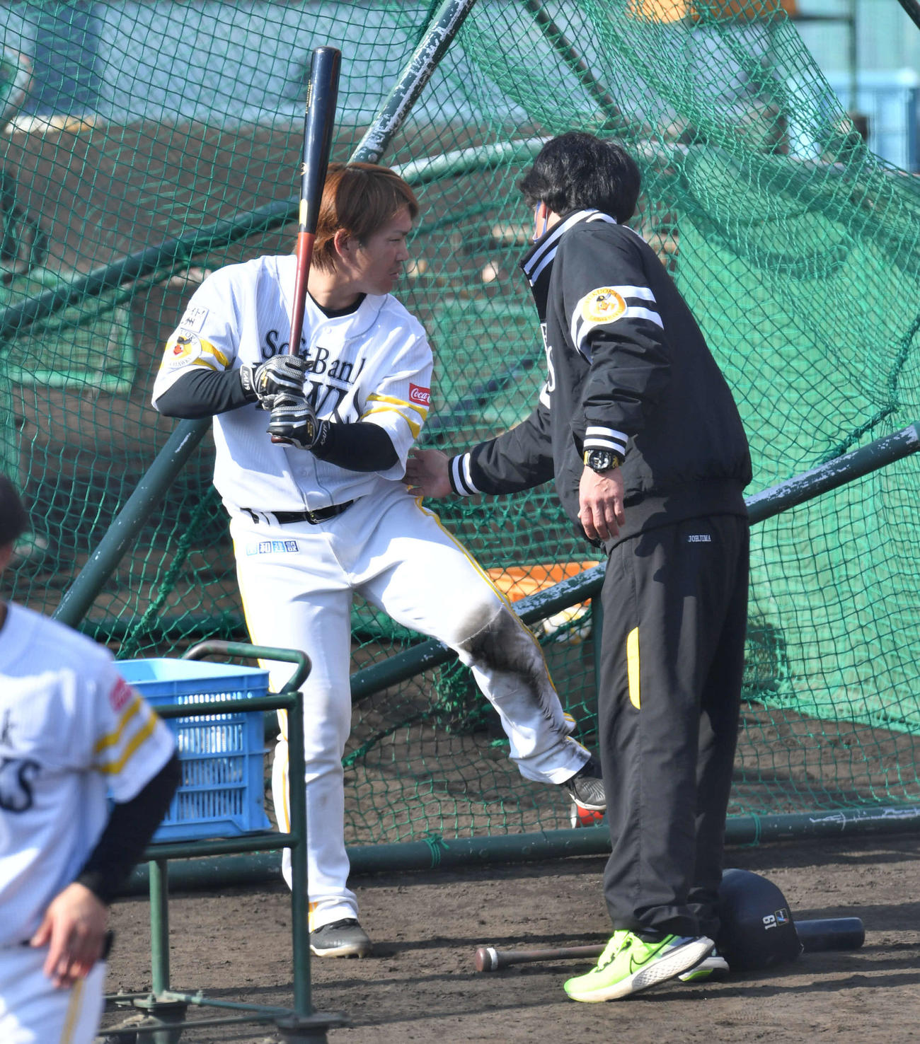 フリー打撃を終えた甲斐（左）にアドバイスをする城島球団会長付特別アドバイザー（2022年2月10日撮影）