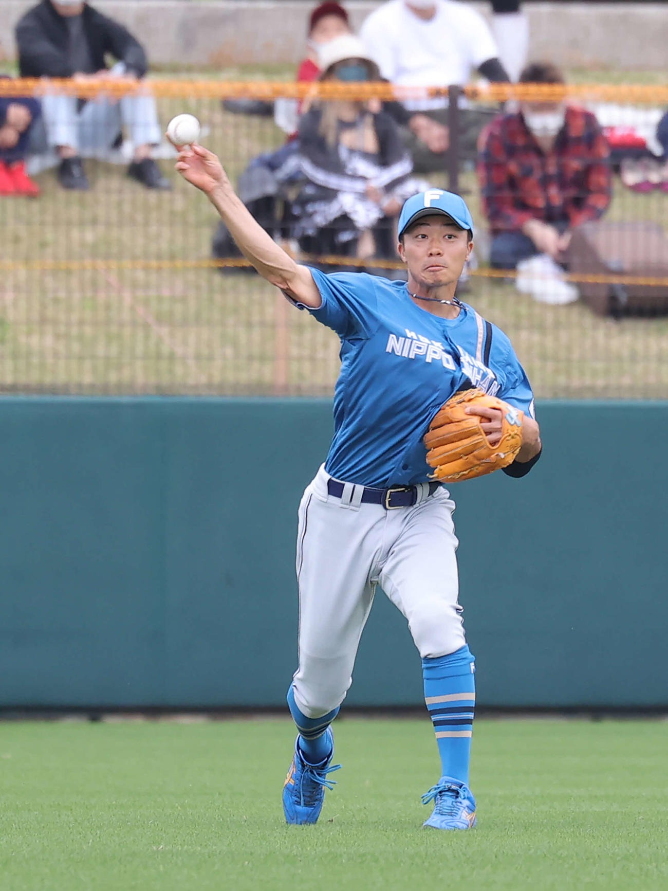 練習試合　楽天対日本ハム　1回裏楽天1死一塁、和田恋の打球を処理し内野返球する左翼手の中島（撮影・河野匠）