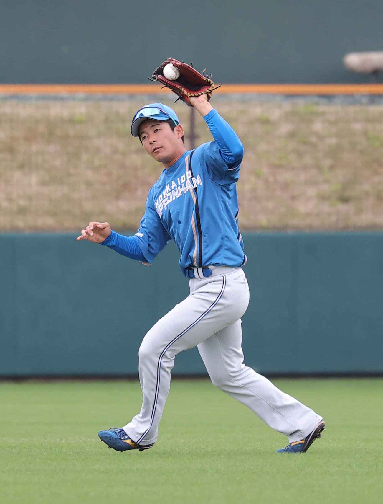 練習試合　楽天対日本ハム　1回裏楽天2死一、二塁、辰己の飛球を捕球する中堅手の水野（撮影・河野匠）