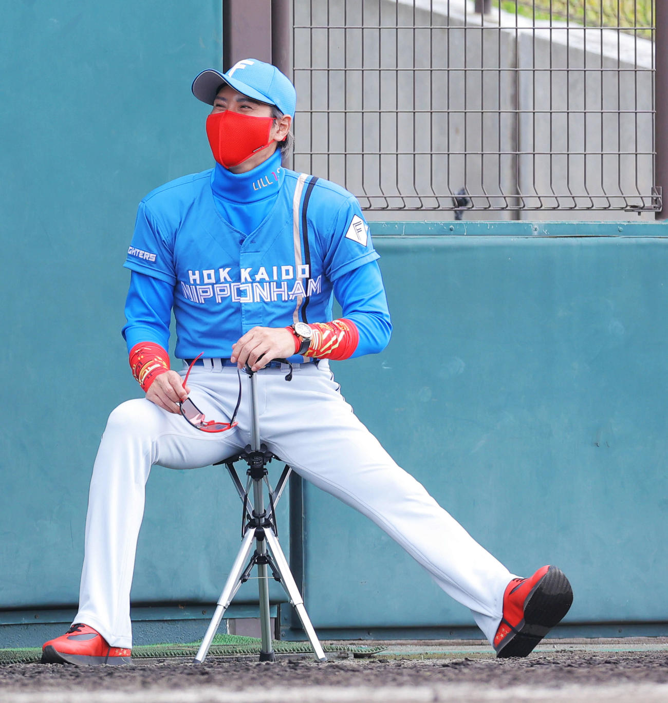楽天対日本ハム　2回裏、笑顔を見せる日本ハム新庄監督（撮影・河田真司）