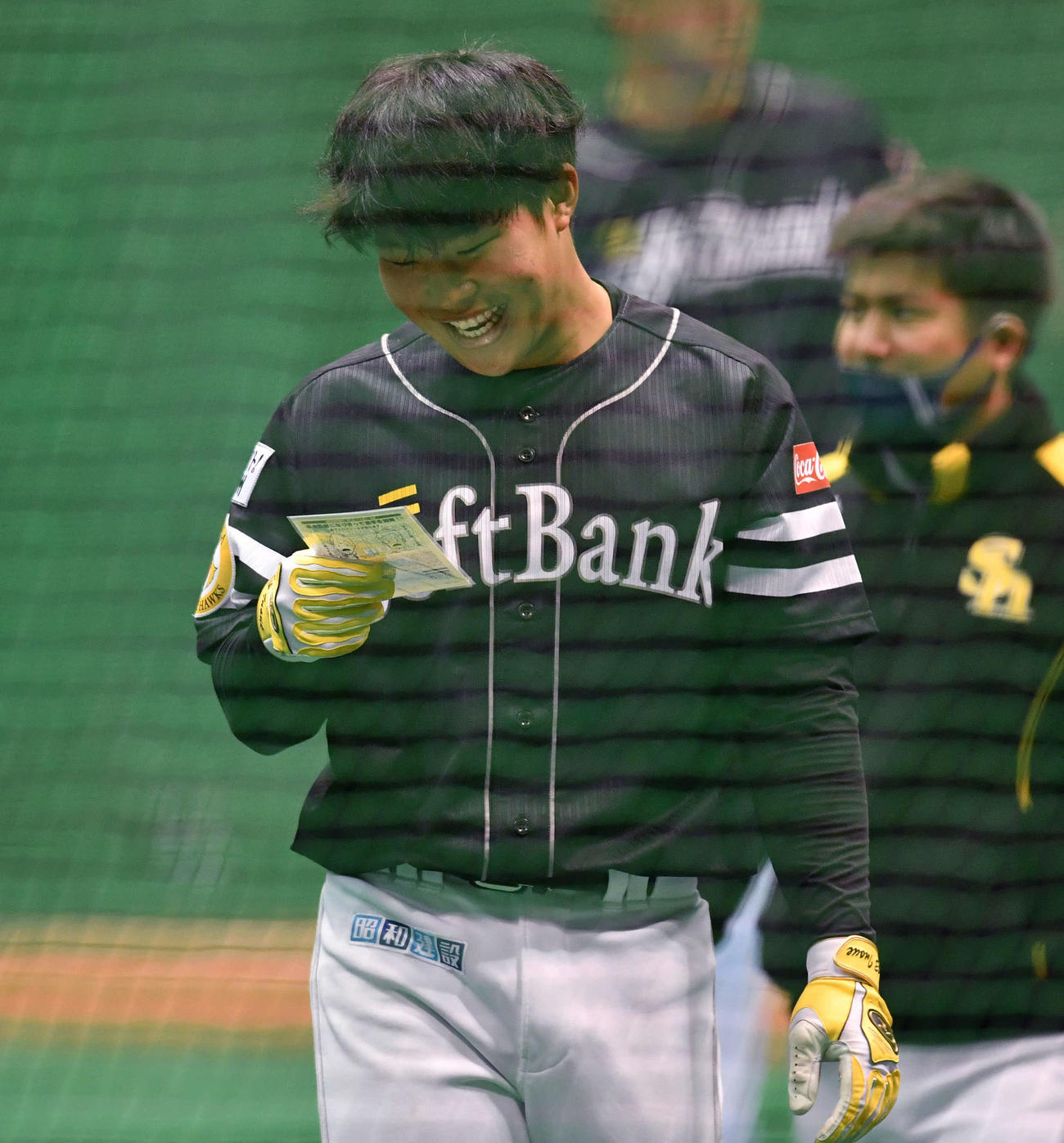 藤本監督から付けひげシールをもらい、笑顔を見せる井上（撮影・岩下翔太）