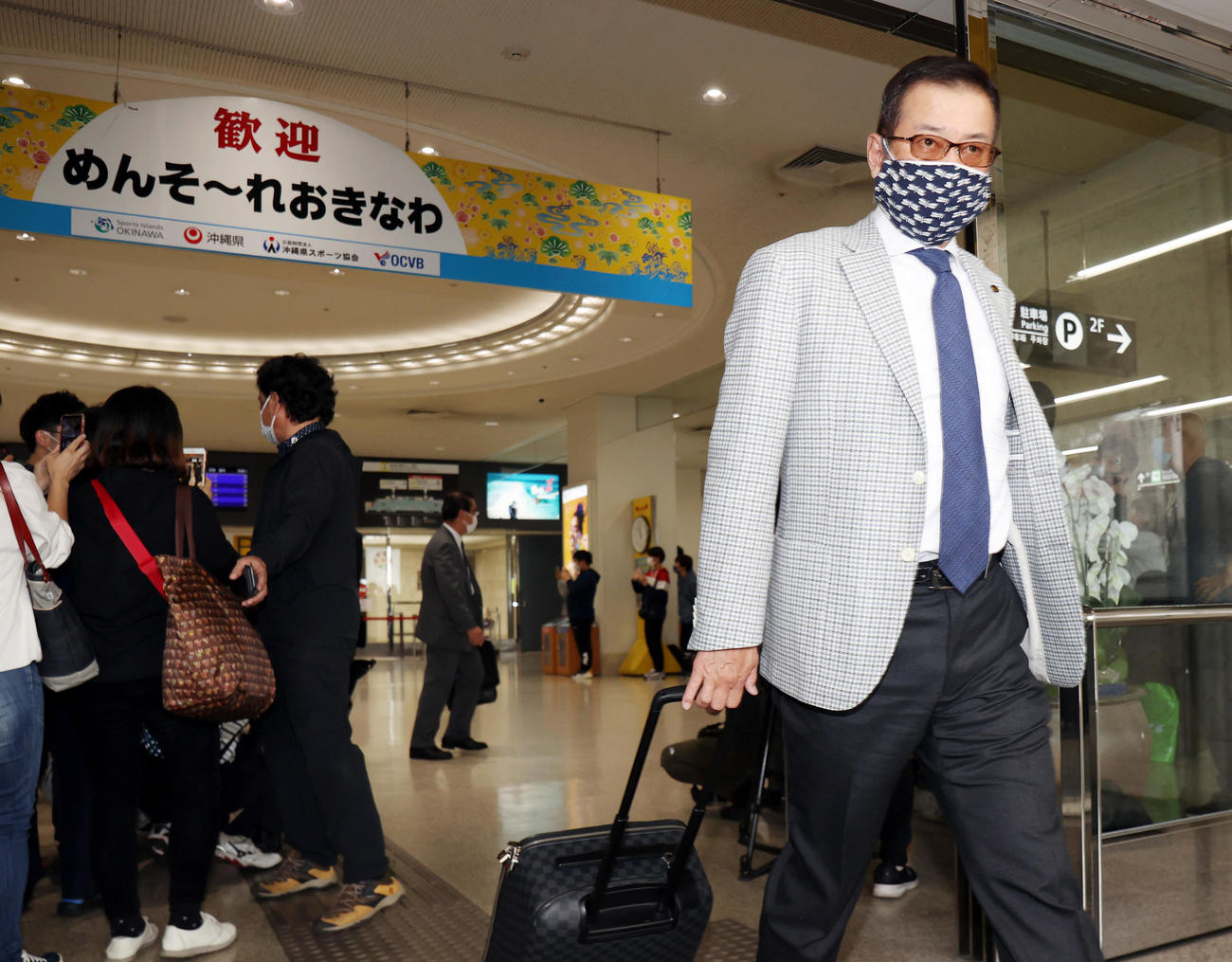 那覇空港に到着する原監督（撮影・狩俣裕三）