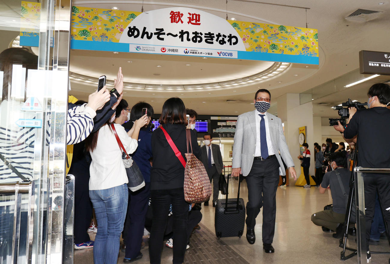 那覇空港に到着した巨人原監督（撮影・狩俣裕三）