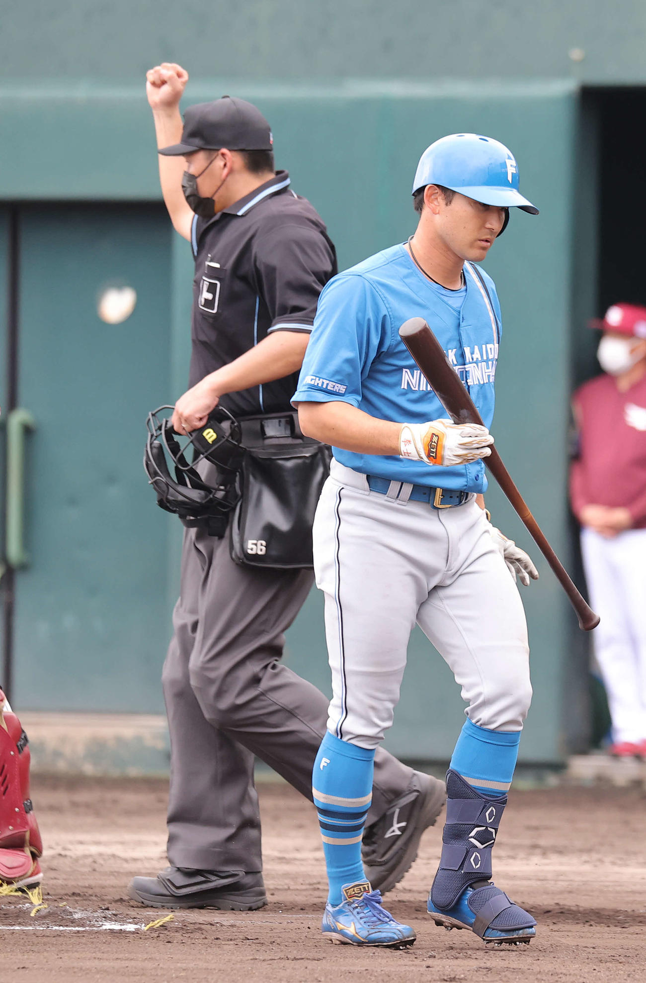 練習試合　楽天対日本ハム　6回表日本ハム1死、空振り三振に倒れがっくりと引き揚げる杉谷（撮影・河野匠）