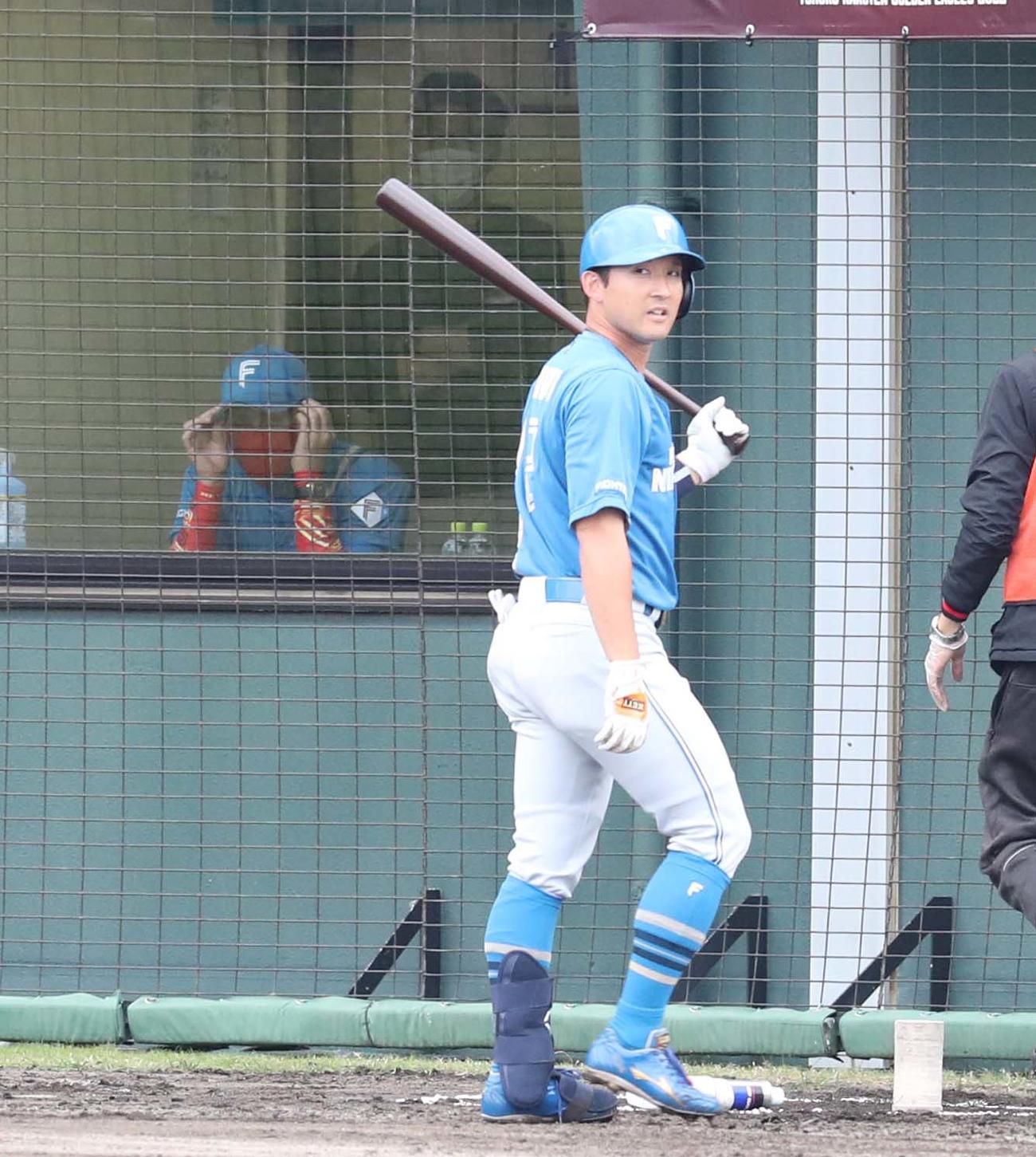 楽天対日本ハム　1回表日本ハム1死、捕邪飛に終わり新庄監督（左）の前を悔しそうに引き揚げる杉谷（撮影・黒川智章）