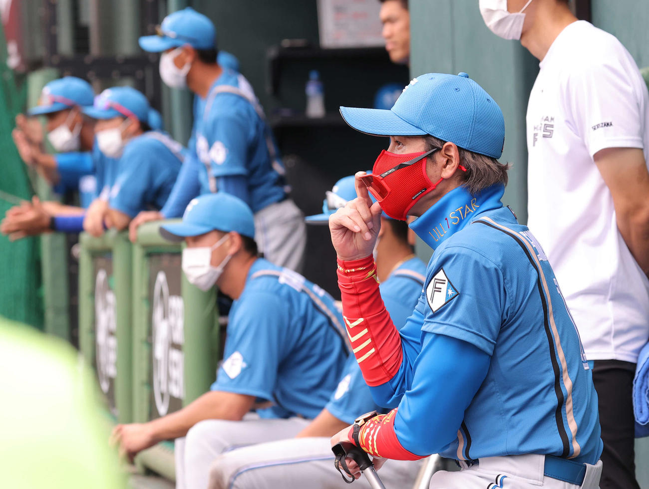 練習試合　楽天対日本ハム　6回裏楽天1死一、二塁、左越え3点本塁打を放ちダイヤモンドを回る和田を見つめる新庄監督（撮影・河野匠）