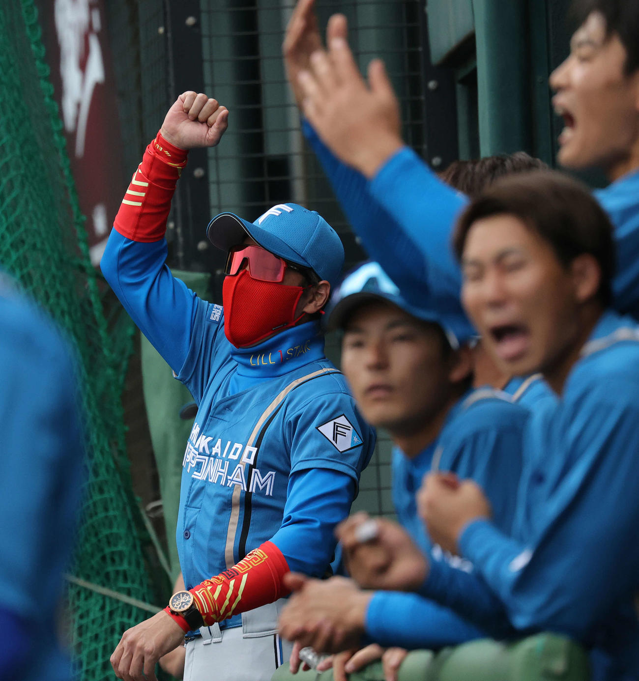 練習試合　楽天対日本ハム　9回表日本ハム2死、宇佐見が左越え二塁打を放ちガッツポーズを見せる新庄監督（後方）（撮影・河野匠）