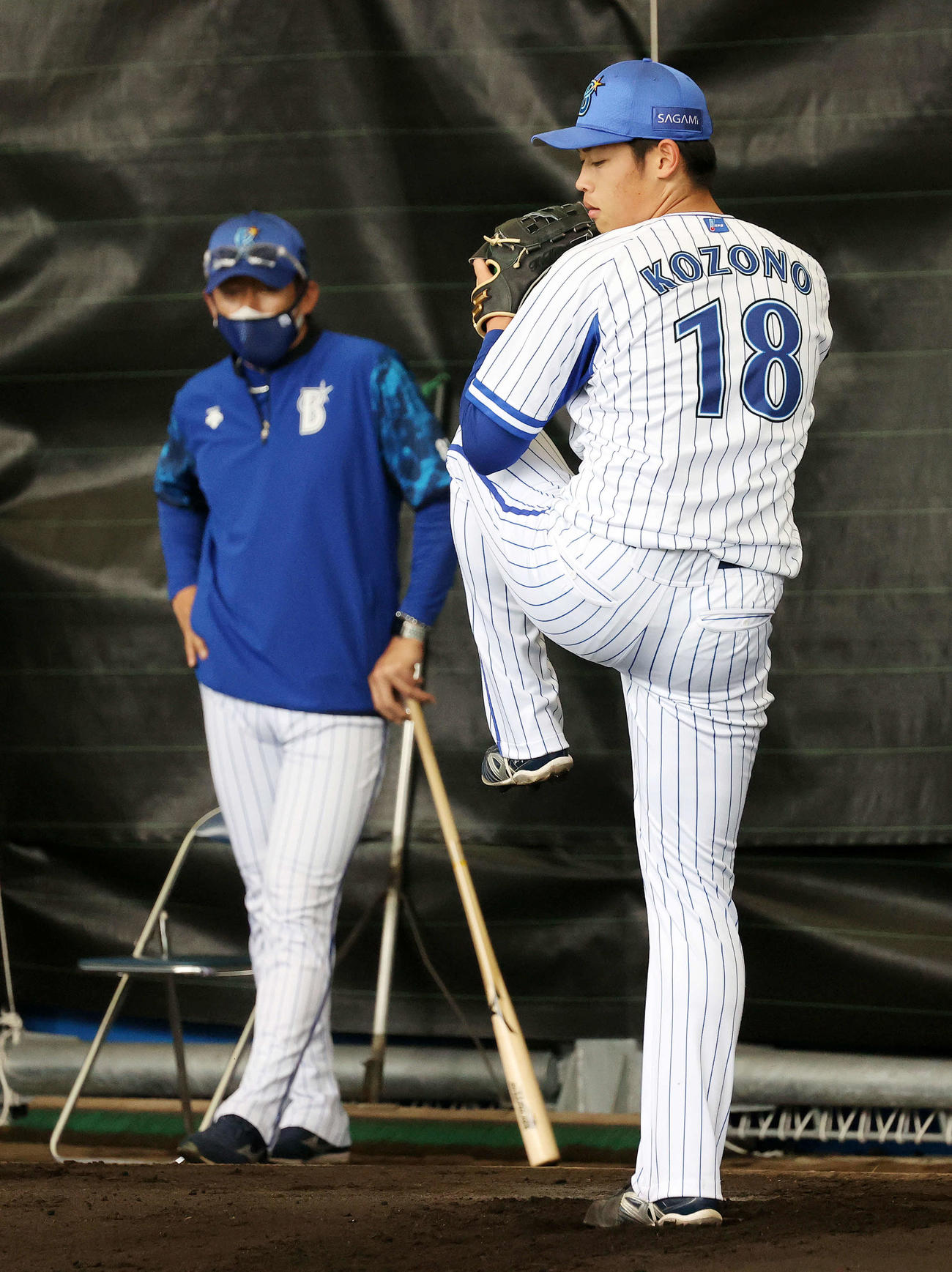 ブルペンで三浦監督（左）を前に、投球練習するDeNA小園（撮影・鈴木正人）